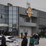 Κόσμος έξω από το εργοστάσιο ΒΙΟΛΑΝΤΑ στα Τρίκαλα.